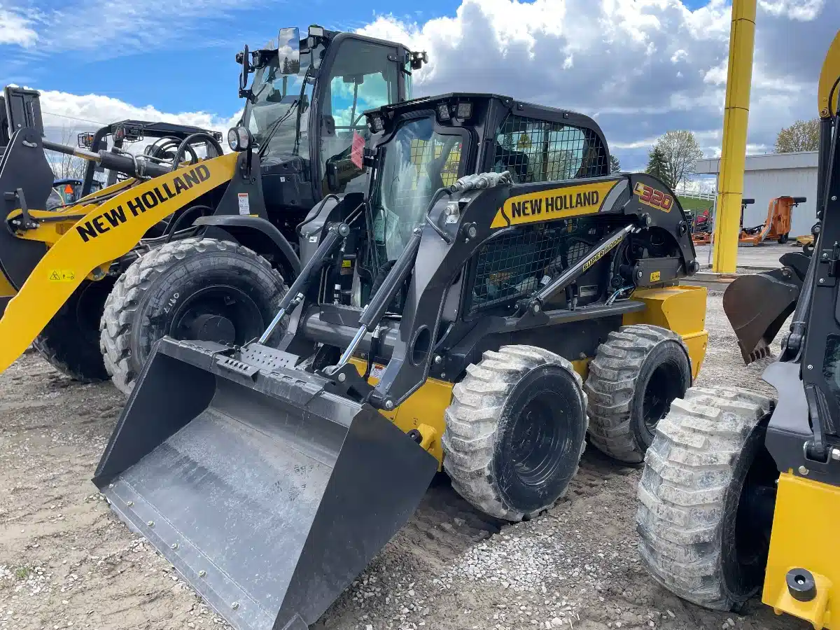 Photo de la Galerie 1 pour 2025 New Holland Construction L320 chargeuse à direction à glissement