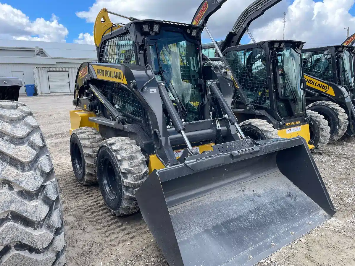 Photo de la Galerie 2 pour 2025 New Holland Construction L320 chargeuse à direction à glissement