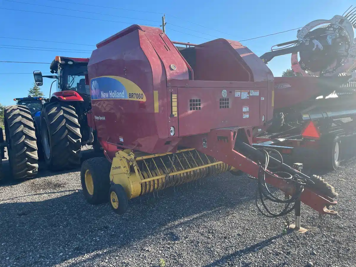 Gallery image 2 for 2009 New Holland BR7060 Round Baler