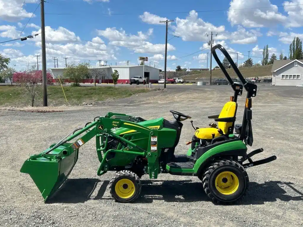 Gallery image 2 for New 2023 John Deere 1025R Tractor