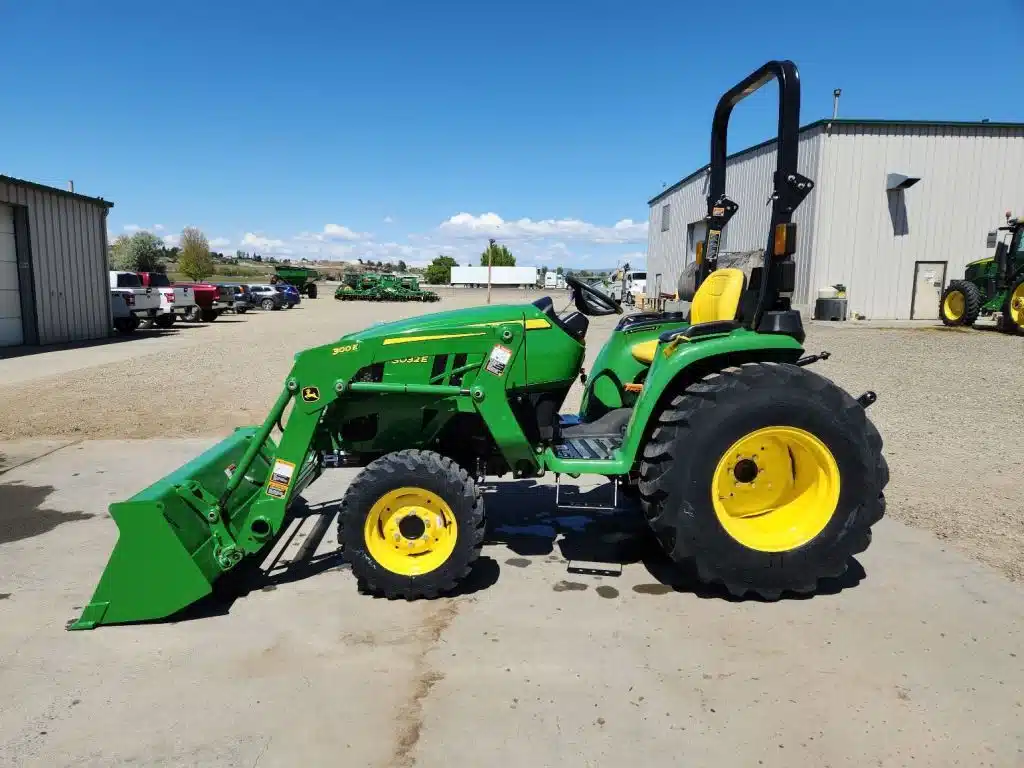 Gallery image 1 for New 2023 John Deere 3032E Tractor