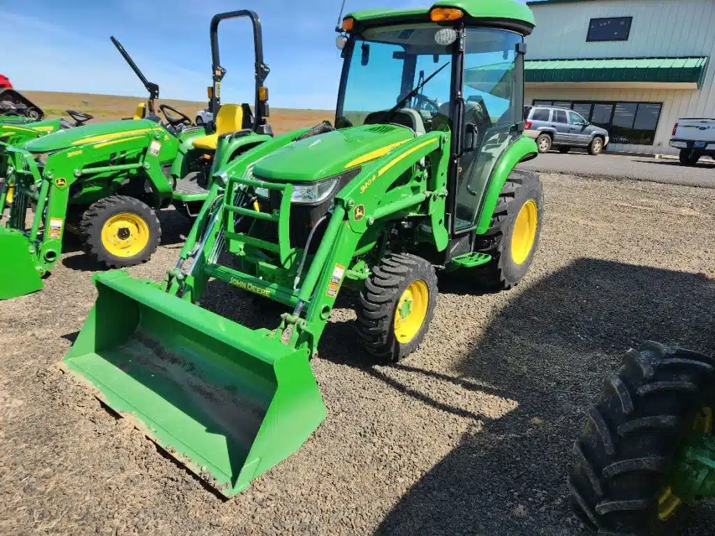 Gallery image 1 for New 2023 John Deere 3033R Tractor
