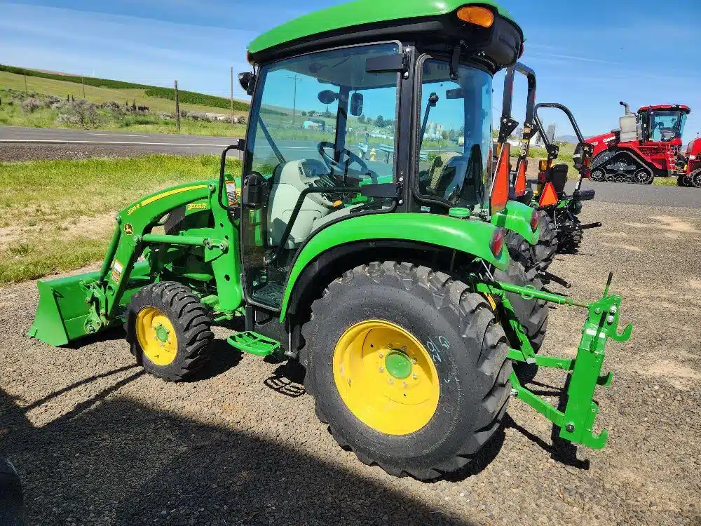 Gallery image 2 for New 2023 John Deere 3033R Tractor
