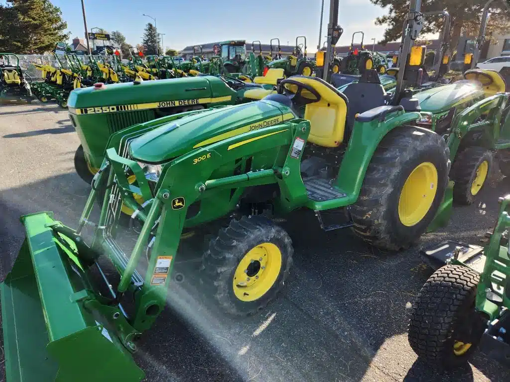 Gallery image 1 for New 2023 John Deere 3032E Tractor