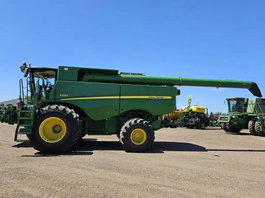 Gallery image 2 for Used 2014 John Deere S690 Combine