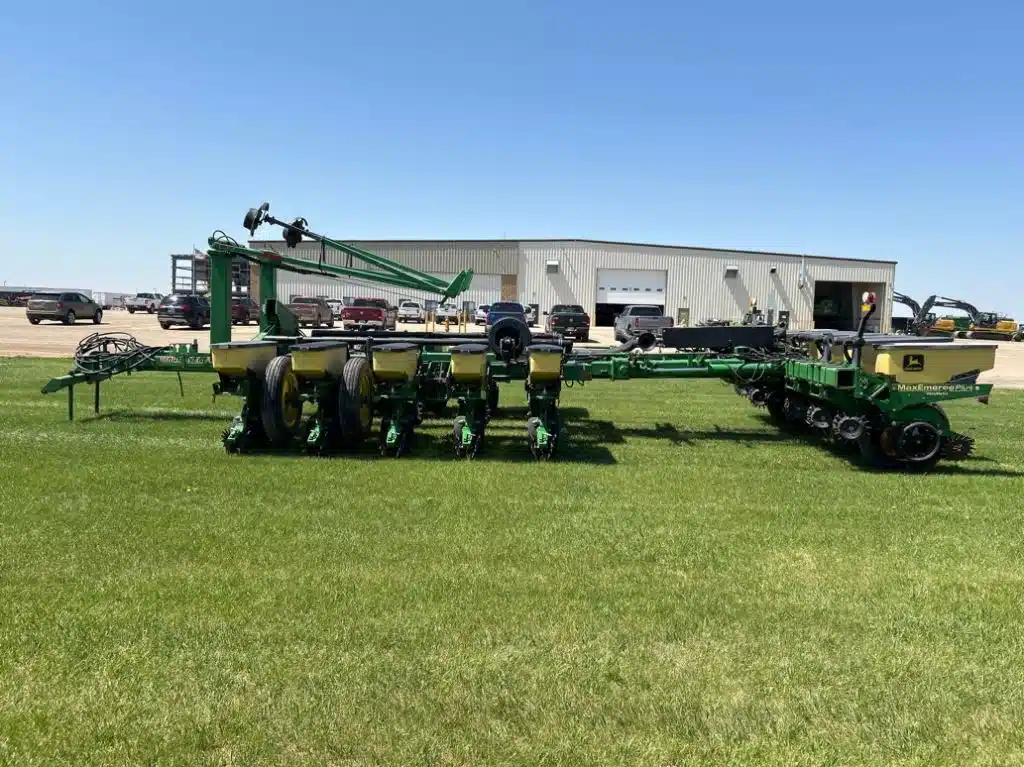 Gallery image 2 for Used 1997 John Deere 1770 Planter