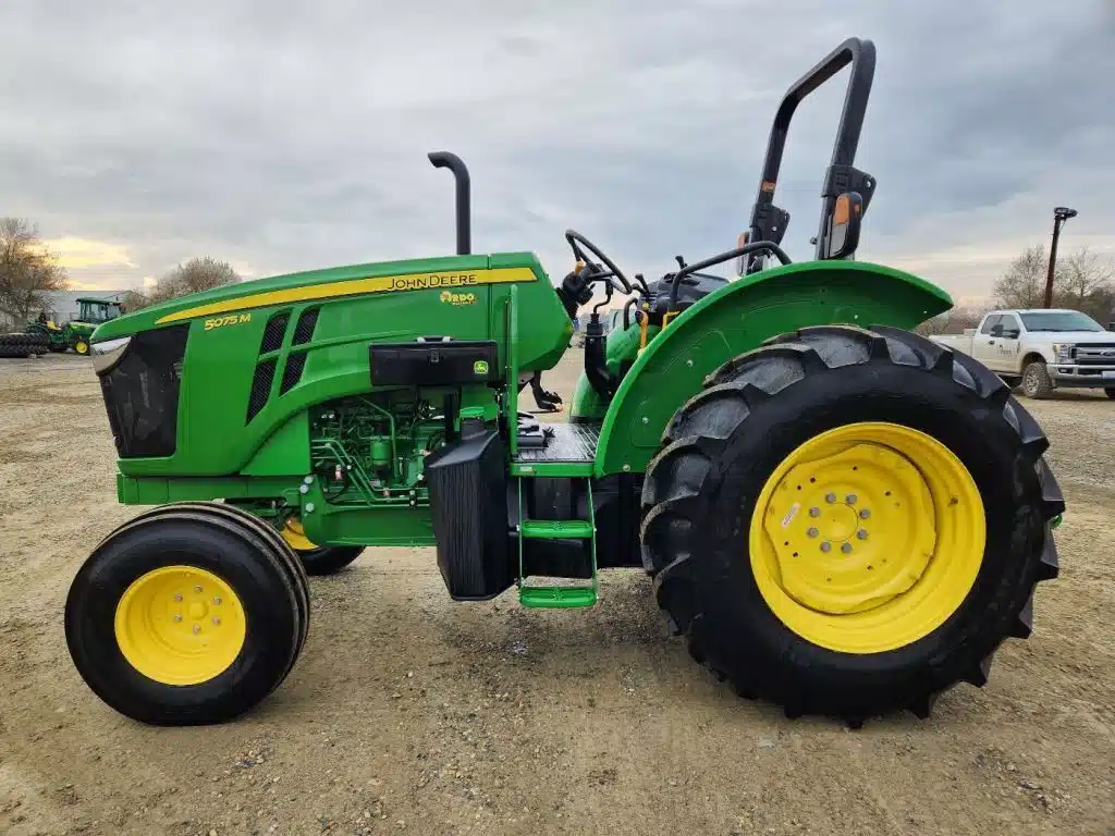 Gallery image 2 for New 2022 John Deere 5075M Tractor