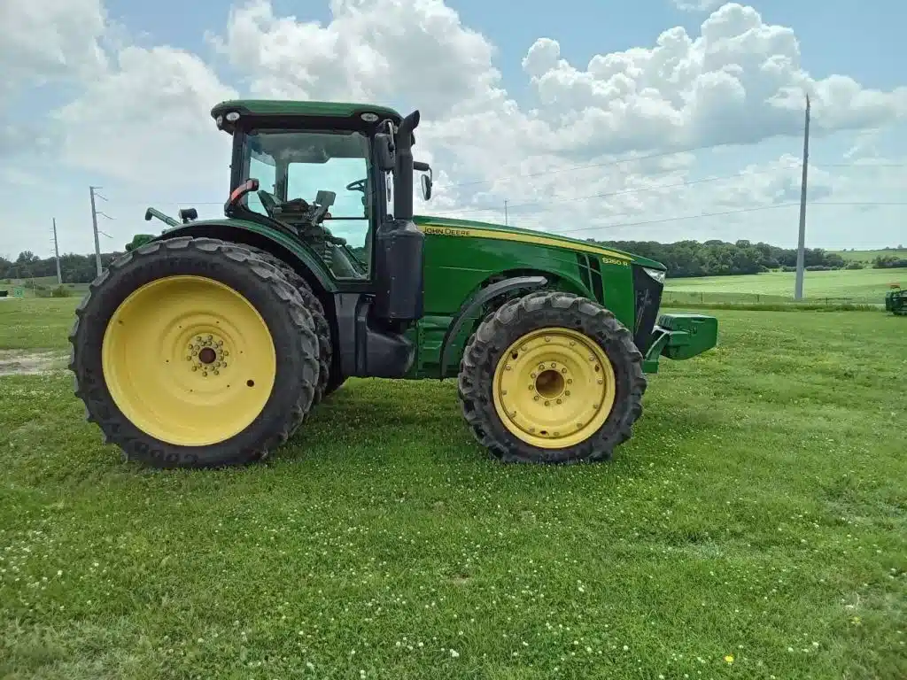 Gallery image 2 for Used 2011 John Deere 8260R Tractor