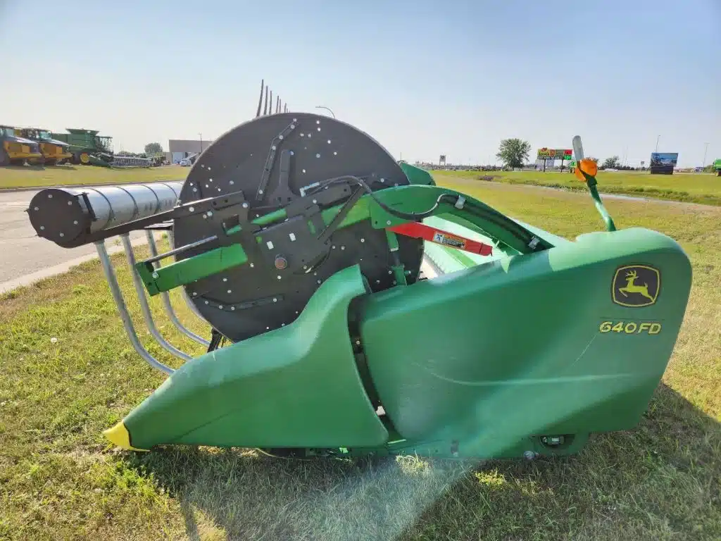 Gallery image 2 for Used 2018 John Deere 640FD Header - Draper