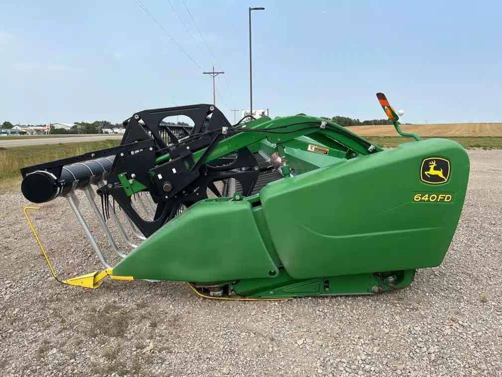 Gallery image 2 for Used 2014 John Deere 640FD Header - Draper