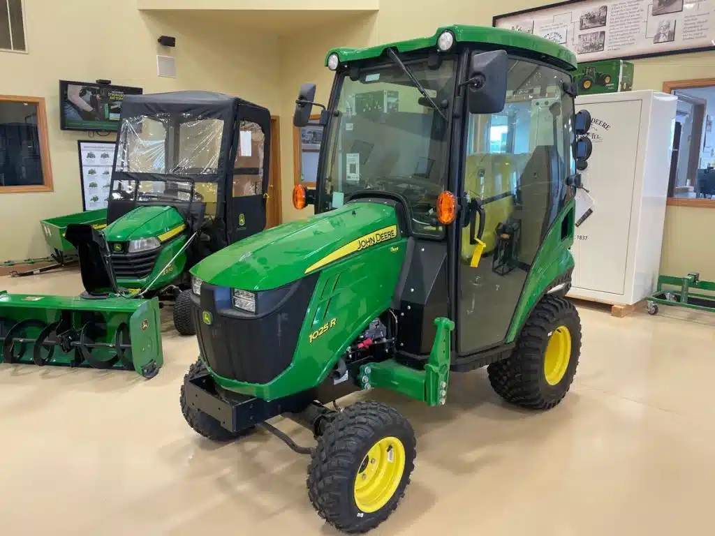Gallery image 2 for New 2024 John Deere 1025R Tractor