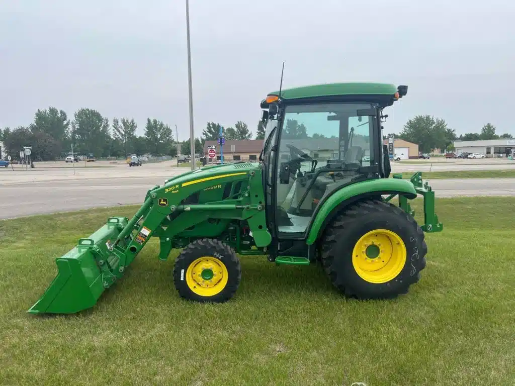 Gallery image 2 for New 2024 John Deere 3039R Tractor