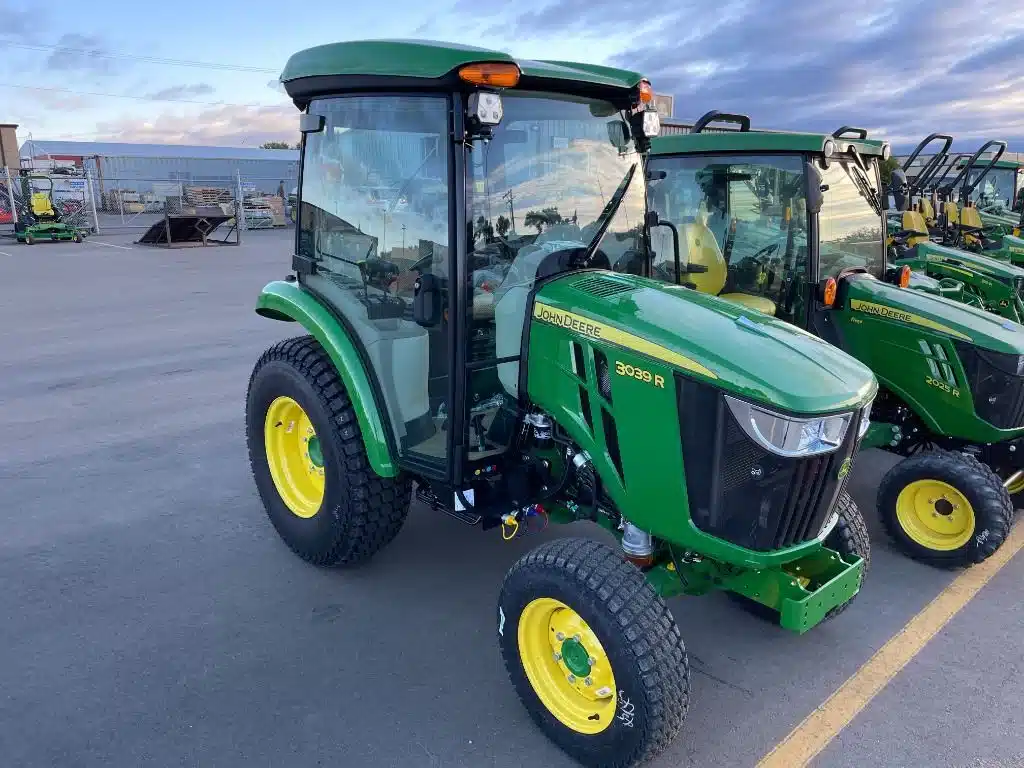 Gallery image 1 for New 2024 John Deere 3039R Tractor