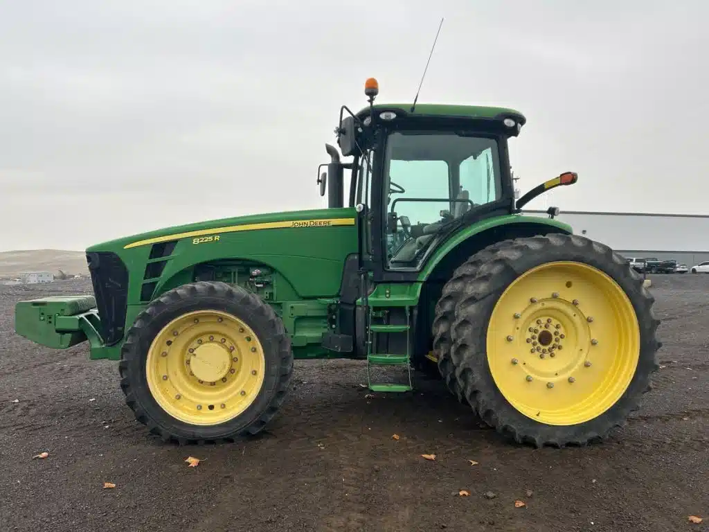 Gallery image 2 for Used 2010 John Deere 8225R Tractor
