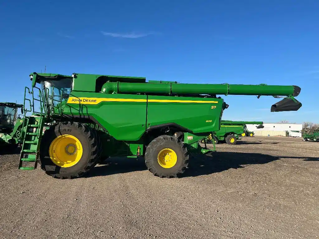 Gallery image 2 for 2025 John Deere S7 800 Combine