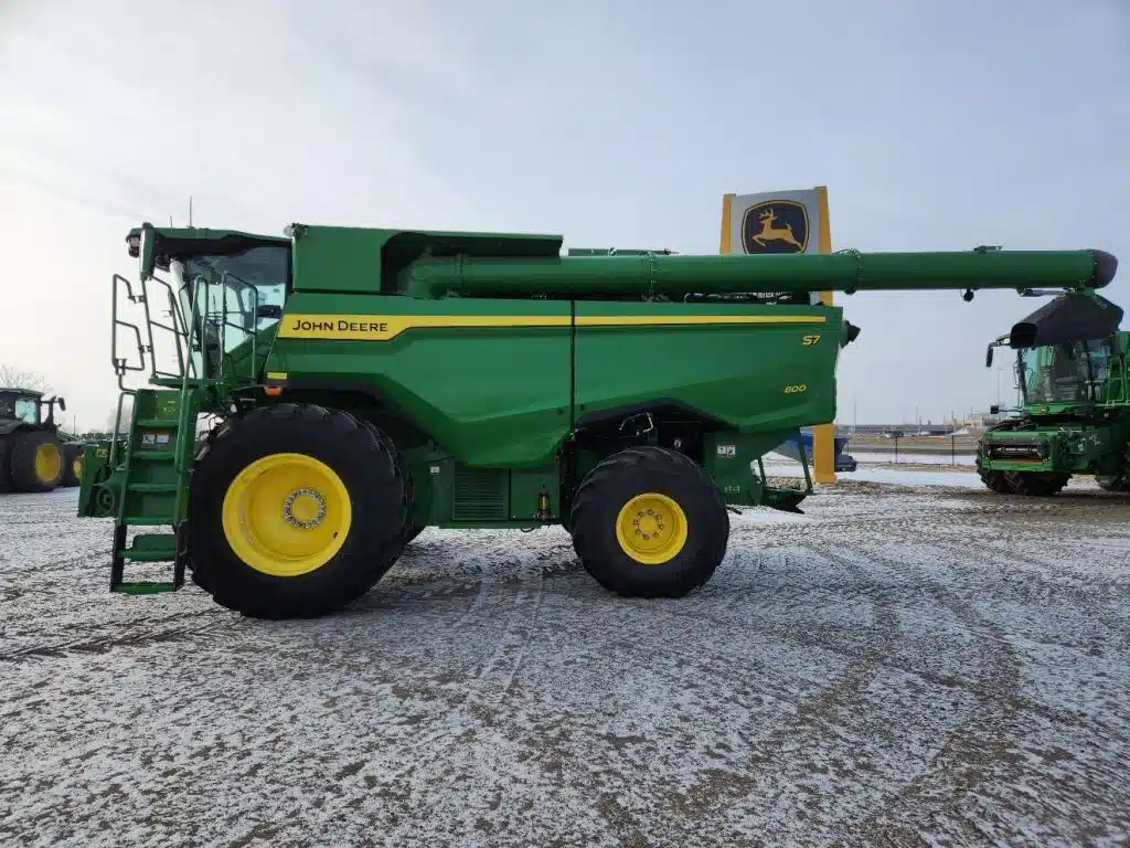 Gallery image 2 for 2025 John Deere S7 800 Combine