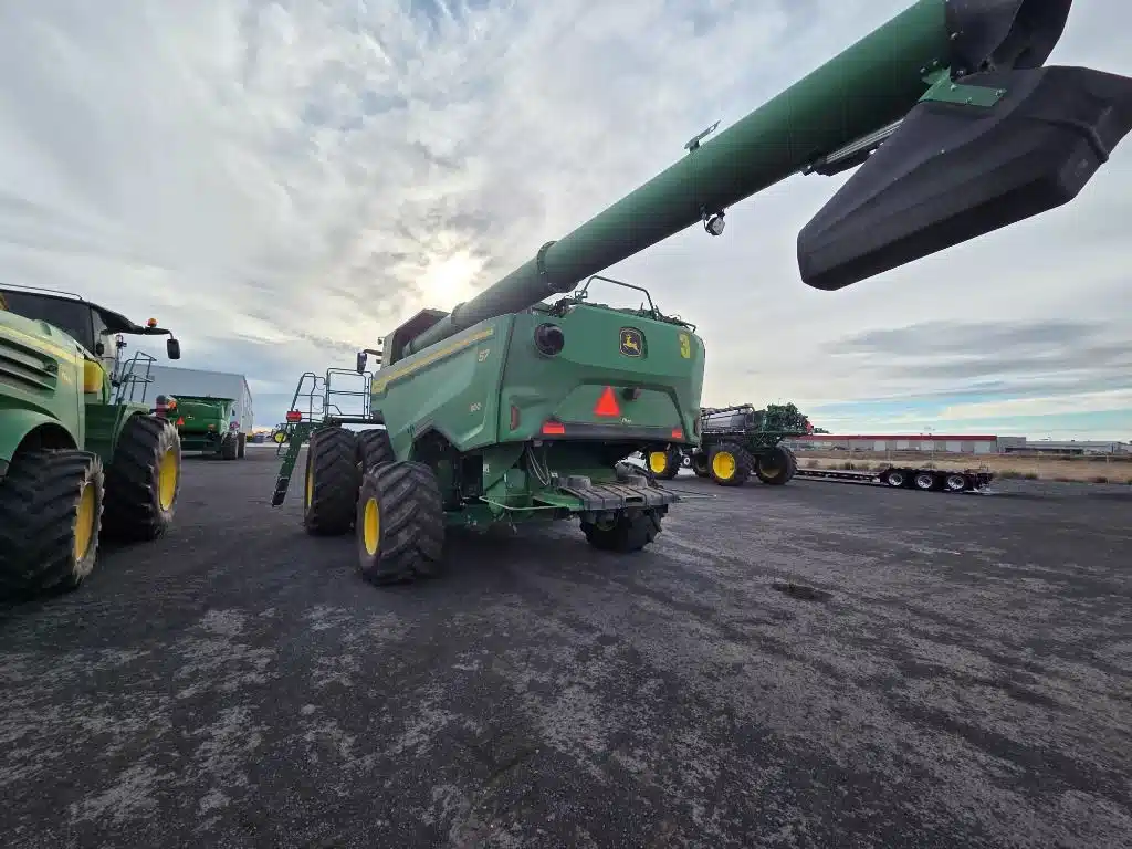 Gallery image 2 for 2025 John Deere S7 800 Combine