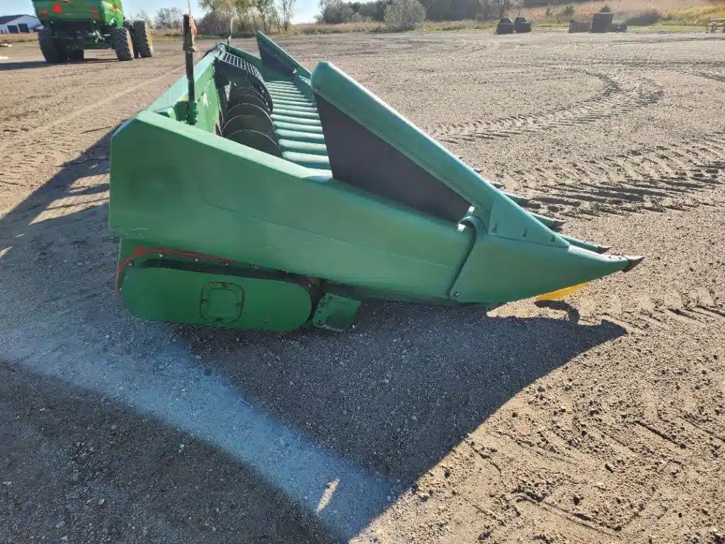 Gallery image 2 for Clarke 1820 Header - Row Crop