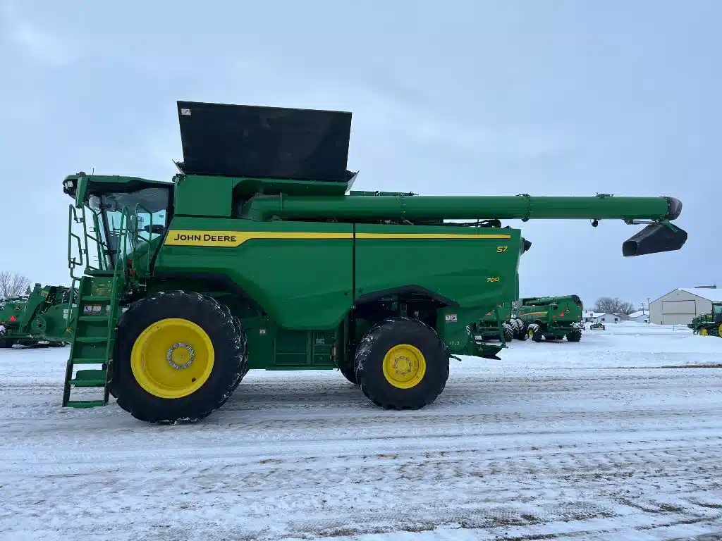 Gallery image 2 for 2025 John Deere S7 700 Combine