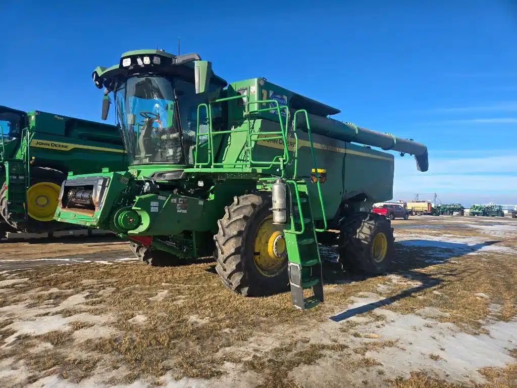 Gallery image 1 for 2025 John Deere S7 700 Combine