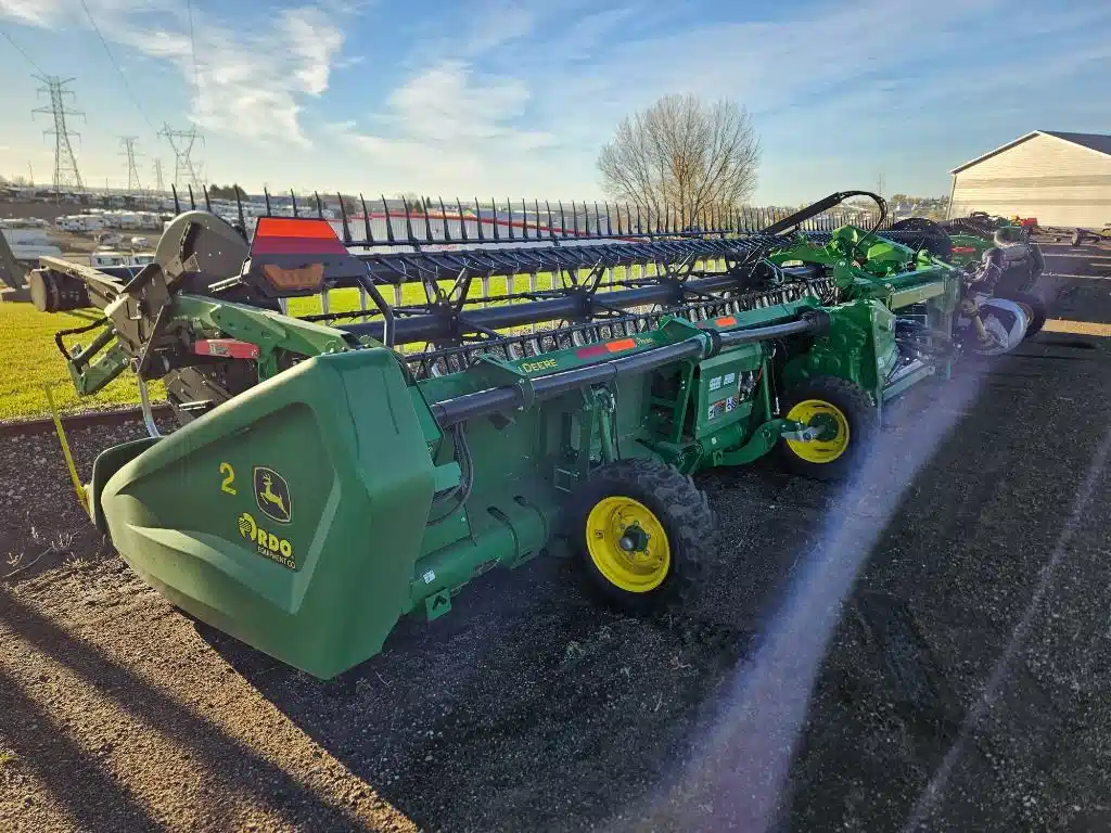 Gallery image 2 for 2023 John Deere HD40F Header - Draper