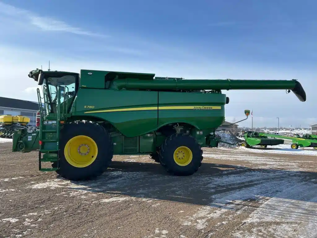 Gallery image 2 for 2024 John Deere S780 Combine