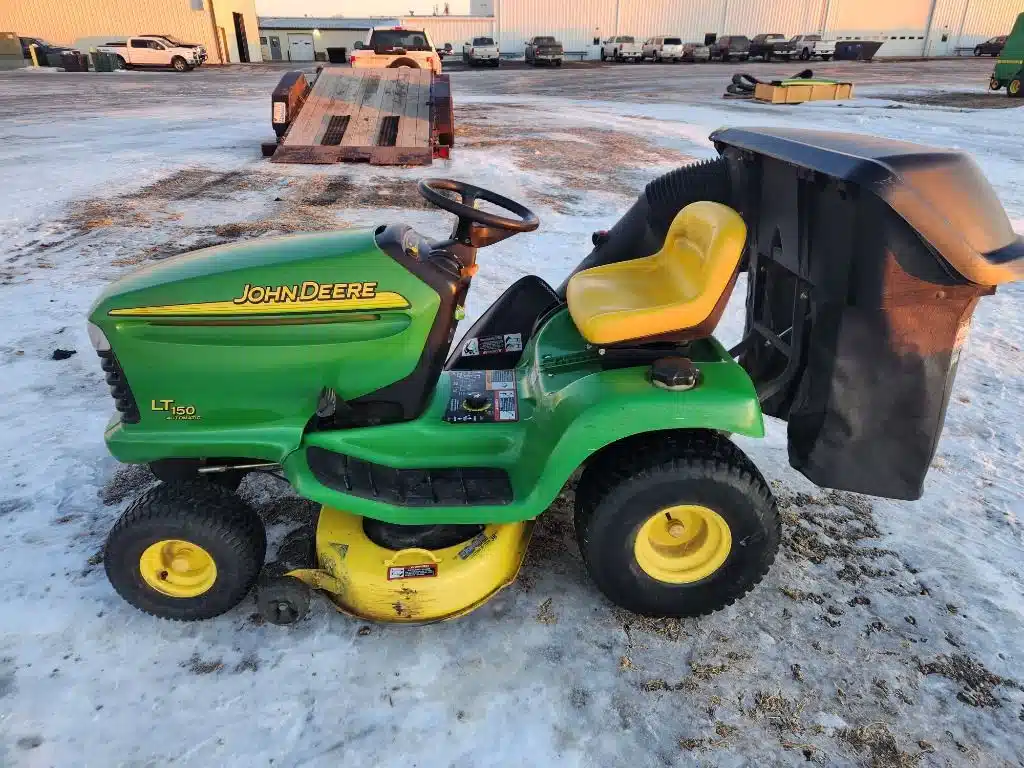 Gallery image 2 for 2004 John Deere LT150 Lawn Tractor