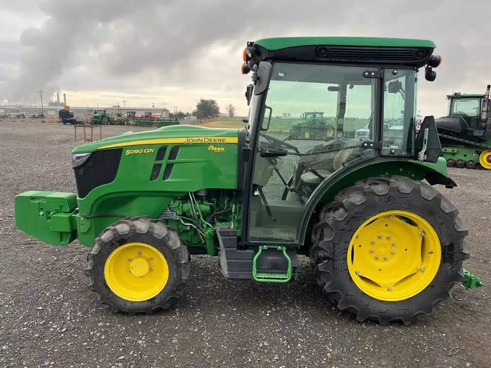 Photo de la Galerie 2 pour 2022 John Deere 5090GN Tracteur