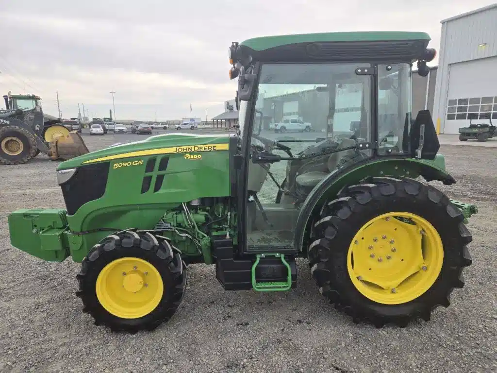 Photo de la Galerie 2 pour 2022 John Deere 5090GN Tracteur