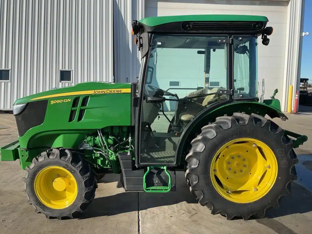 Photo de la Galerie 2 pour 2022 John Deere 5090GN Tracteur