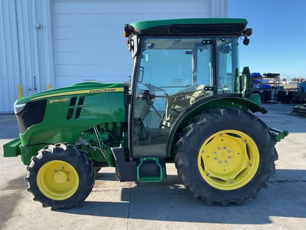 Photo de la Galerie 2 pour 2022 John Deere 5090GN Tracteur