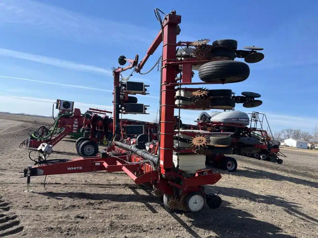 Gallery image 2 for 1999 Agco White 6122 Planter