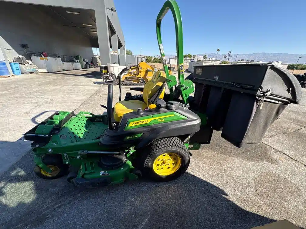 Photo de la Galerie 2 pour 2023 John Deere Z920M Tondeuse à rayon de braquage zéro