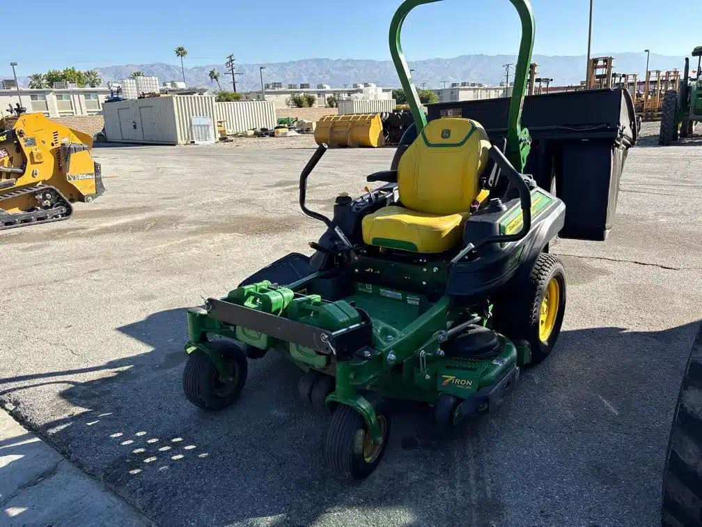 Photo de la Galerie 1 pour 2023 John Deere Z920M Tondeuse à rayon de braquage zéro