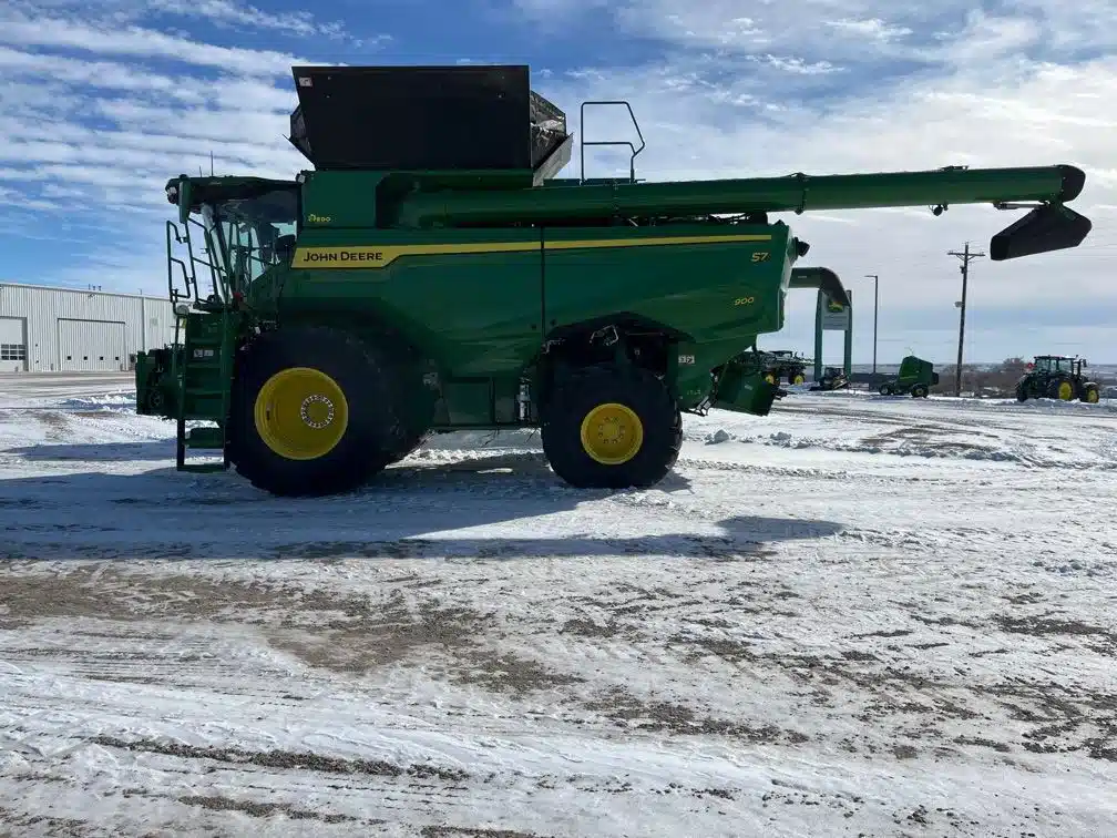 Gallery image 2 for 2025 John Deere S7 900 Combine
