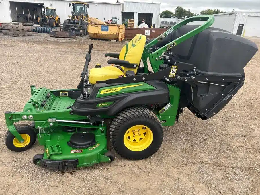 Photo de la Galerie 2 pour 2023 John Deere Z930R Tondeuse à rayon de braquage zéro