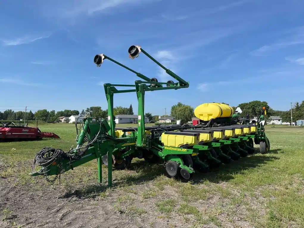 Gallery image 1 for 2012 John Deere 1770NT Planter