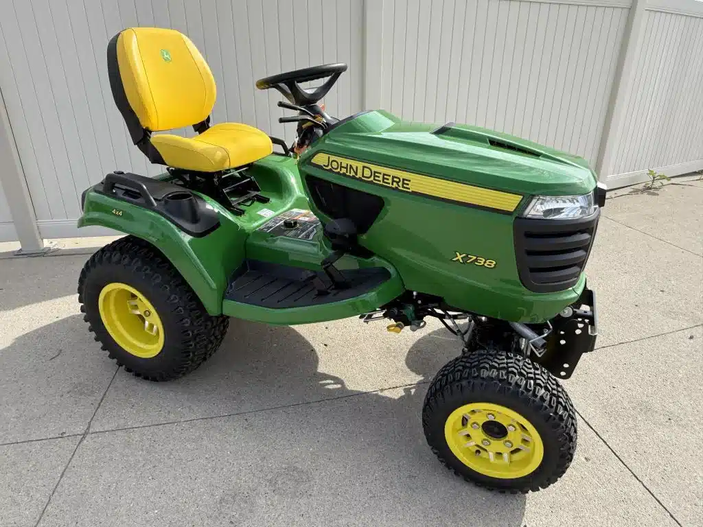 Photo de la Galerie 2 pour 2026 John Deere X738 Tracteur à pelouse