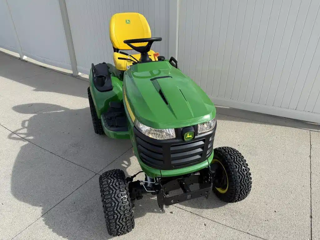 Photo de la Galerie 1 pour 2026 John Deere X738 Tracteur à pelouse