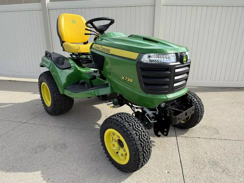 Photo de la Galerie 1 pour 2026 John Deere X738 Tracteur à pelouse