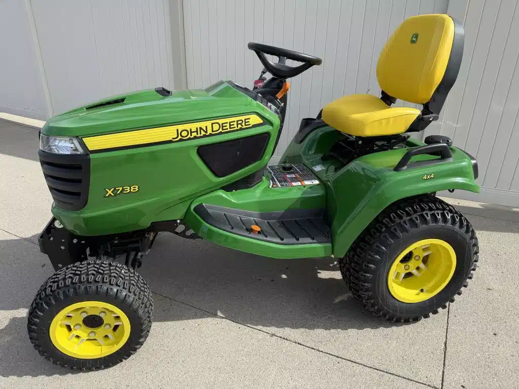 Photo de la Galerie 2 pour 2026 John Deere X738 Tracteur à pelouse