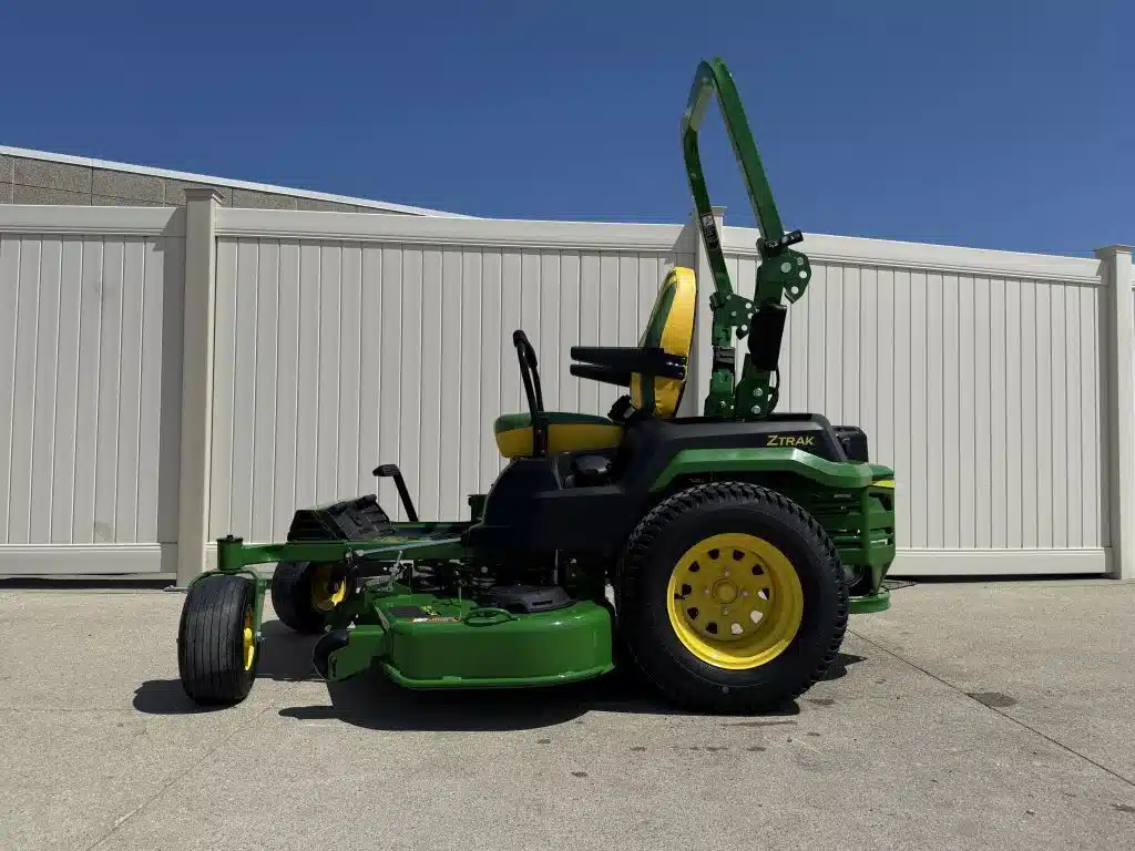 Gallery image 2 for 2026 John Deere Z545R Mower - Zero Turn