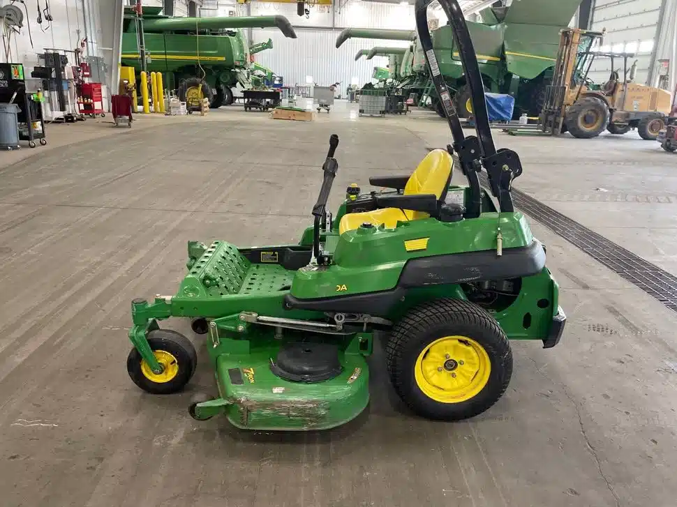 Photo de la Galerie 2 pour 2008 John Deere Z520 Tondeuse à rayon de braquage zéro