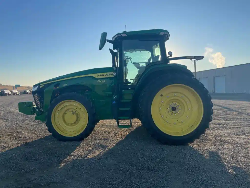 Gallery image 2 for 2022 John Deere 8R 250 Tractor