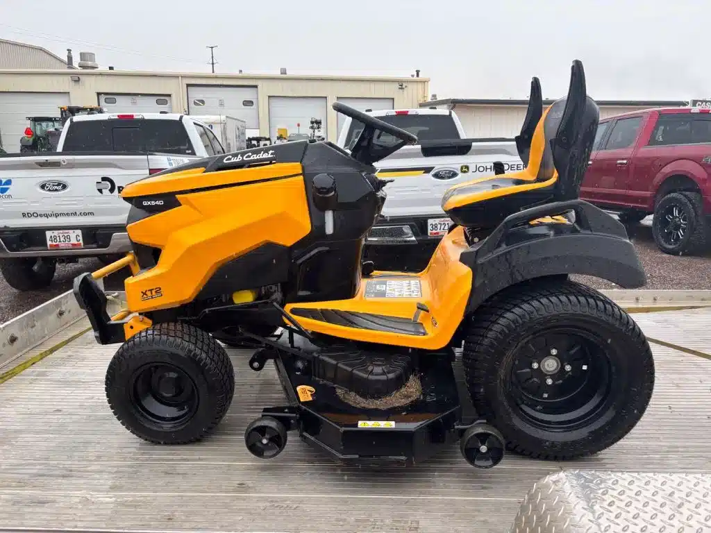 Gallery image 2 for 2024 Cub Cadet XT2 Lawn Tractor