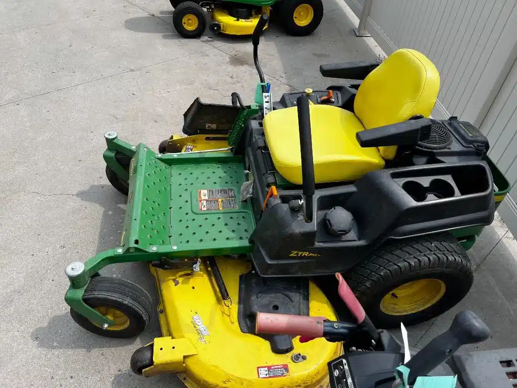 Photo de la Galerie 2 pour 2016 John Deere Z540M Tondeuse à rayon de braquage zéro