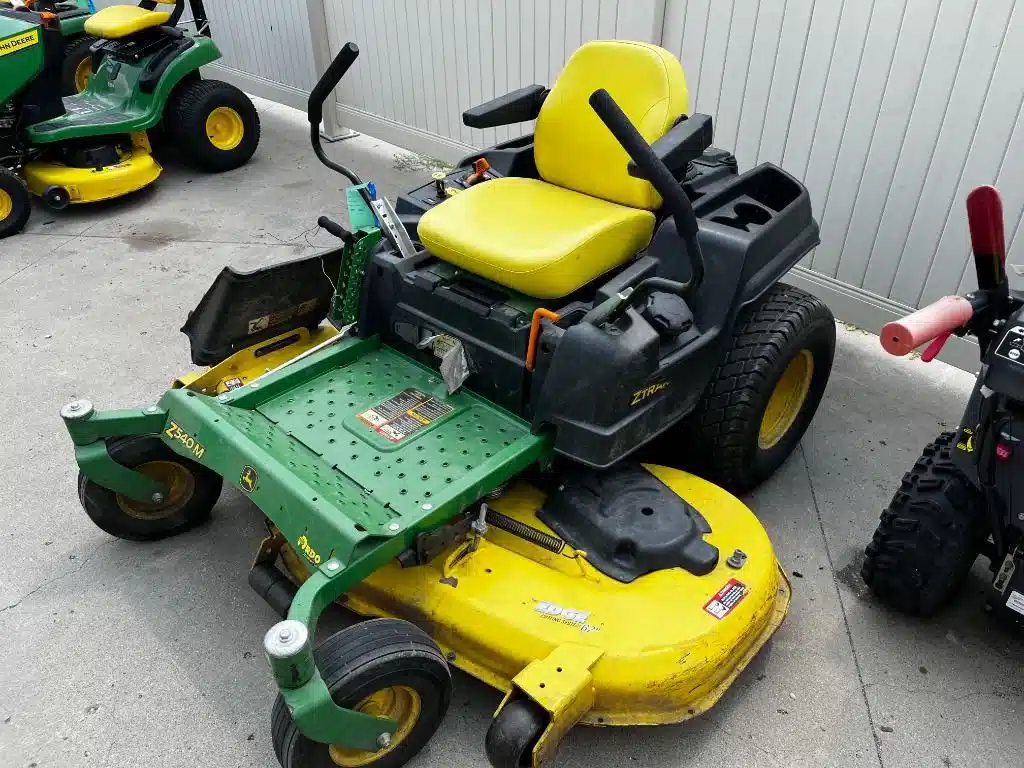 Photo de la Galerie 1 pour 2016 John Deere Z540M Tondeuse à rayon de braquage zéro