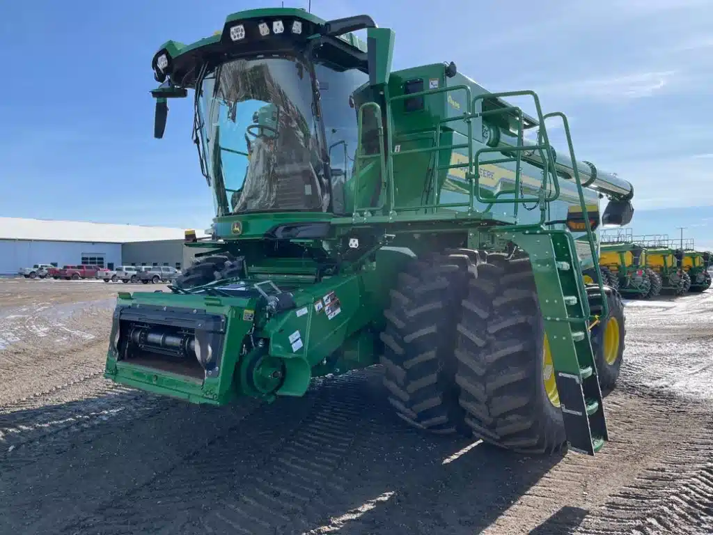 Gallery image 1 for 2025 John Deere S7 900 Combine