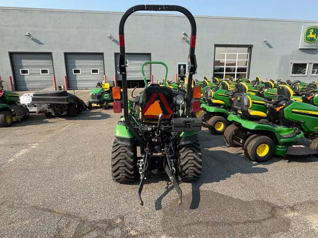 Photo de la Galerie 2 pour 2015 John Deere 1025R Tracteur