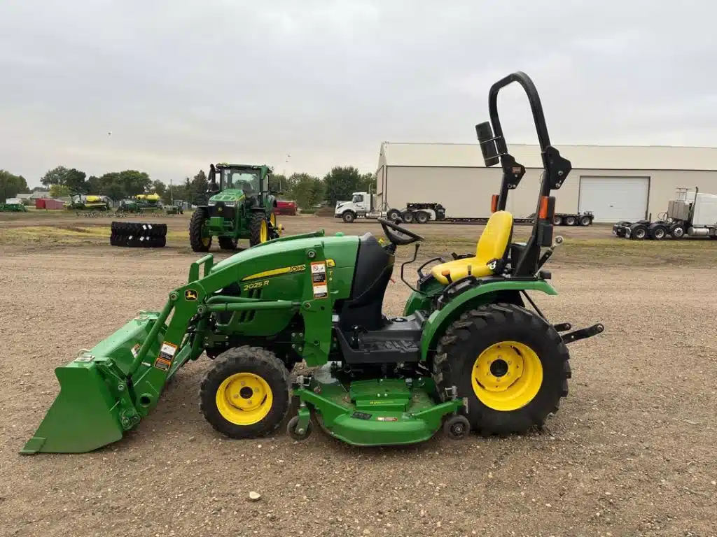 Photo de la Galerie 2 pour 2014 John Deere 2025R Tracteur